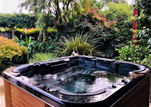 MySpaLIFE myEscape Standard + 46 (5 person Spa)